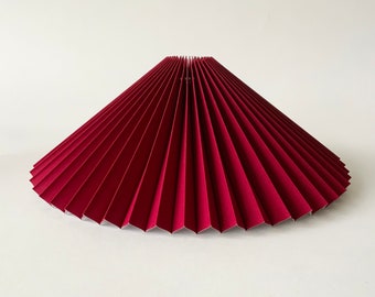Pantalla con clip: Pantalla plisada de lino rojo cardenal, disponible en dos estilos, para lámparas de mesa/apliques de pared. Diseño danés.