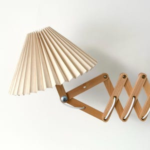 Lámpara de pared tipo tijera de madera de haya de diseño danés: estilo moderno de mediados de siglo. Sand linen