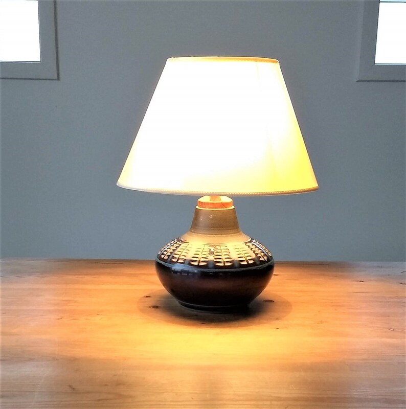 Large Danish Søholm Handmade Stoneware Table Lamp With Teak Top And New Cream Cotton Oval Lampshade Model 3327 Excellent Condition