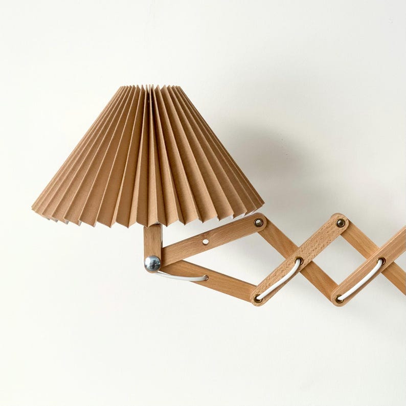 Lámpara de pared tipo tijera de madera de haya de diseño danés: estilo moderno de mediados de siglo. Cappucino linen