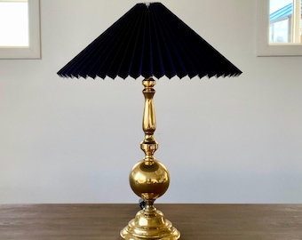 Hoge Meilstrom vintage messing tafellamp met zwarte chintz, geplooide lampenkap.