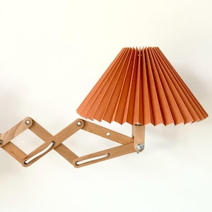 Lámpara de pared tipo tijera de madera de haya de diseño danés: estilo moderno de mediados de siglo. Terracotta linen
