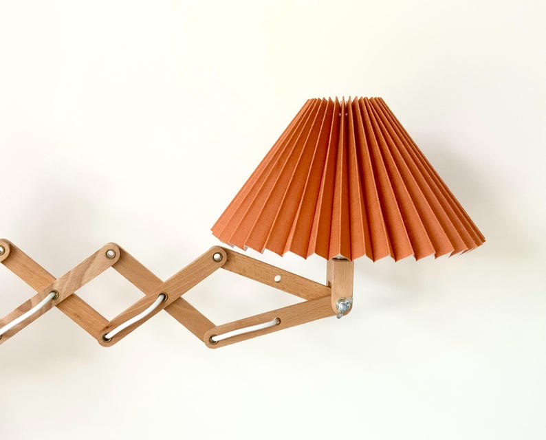Lámpara de pared tipo tijera de madera de haya de diseño danés: estilo moderno de mediados de siglo. Terracotta linen