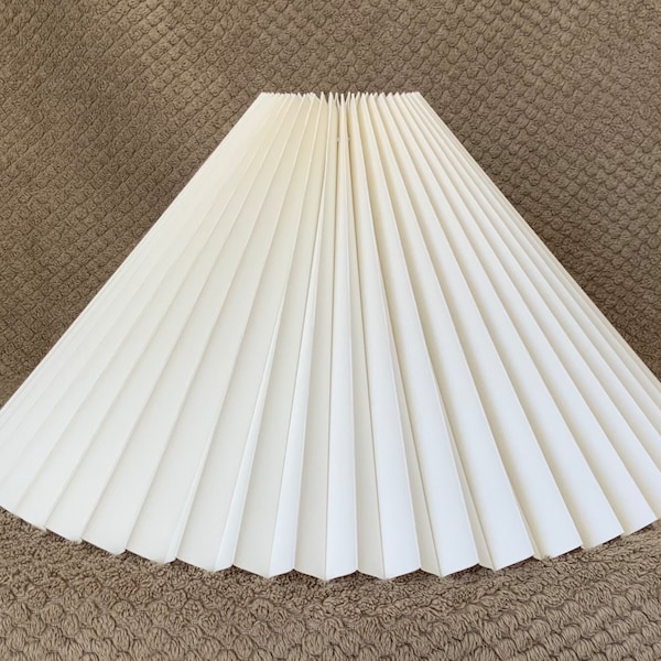 Duplex shade: Eastern style Duplex, pleated lampshade, for larger table lamps and floor lamps. Danish designed.