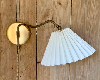 Vintage Deense messing zwenkarm wandlamp met een wit linnen, mesgeplooide lampenkap.