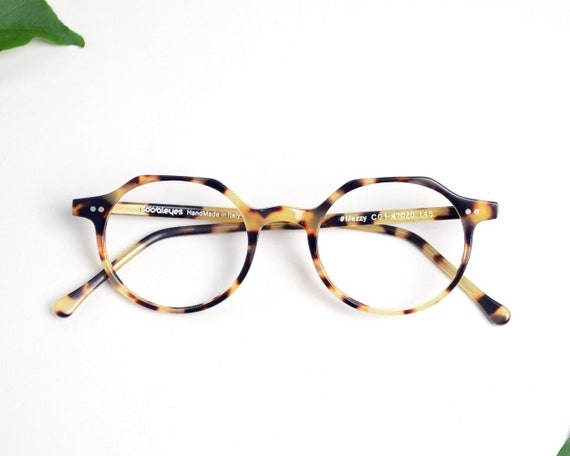 round tortoise shell glasses
