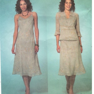 Op de afbeelding: Een Butterick naaipatroon B4126 met twee vrouwen die een jurk en een rokpak tonen. De kledingstukken zijn licht van kleur met een bloemenpatroon. Het patroon bevat maten 6, 8 en 10.