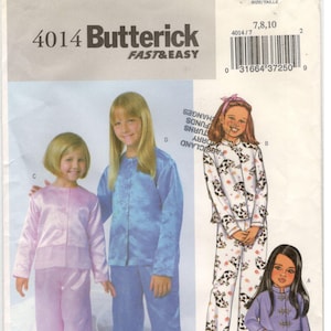 Könnte beinhalten: Ein Schnittmuster für Kinderpyjamas. Das Muster ist für die Größen 7, 8 und 10. Das Muster ist von Butterick und trägt die Bezeichnung "Fast & Easy". Das Muster umfasst drei verschiedene Pyjama-Stile: ein blaues Pyjama-Set, ein rosa Pyjama-Set und ein weißes Pyjama-Set mit einem schwarz-weißen Tierdruck.