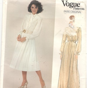 Könnte beinhalten: Vogue Patterns Paris Original Schnittmuster für ein weißes Kleid mit Rüschenkragen und langem Rock. Das Schnittmuster ist von Emanuel Ungaro und die Schnittmuster-Nummer ist 2908.