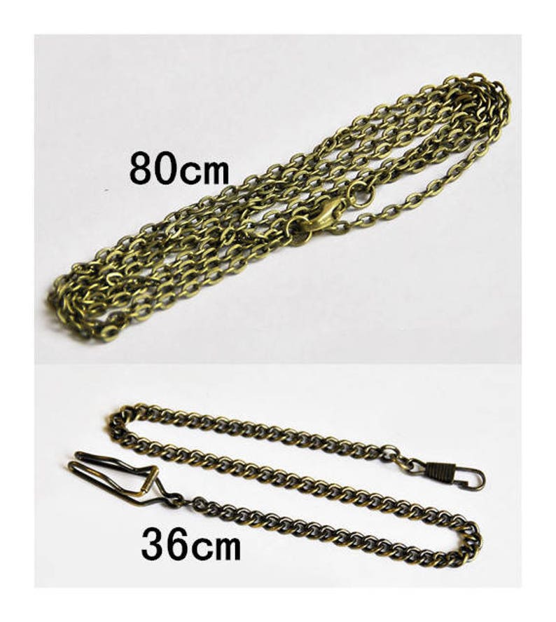 Op de afbeelding: Twee gouden kettingen, een van 80 cm lang en een van 36 cm lang. Beide kettingen hebben een karabijnhaak.