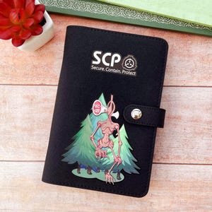 Notitieboek van de SCP Foundation: 4 ontwerpen, A6 reisdagboek met losse bladen, zwart PU-leer, 100 gelinieerde pagina's Siren Head