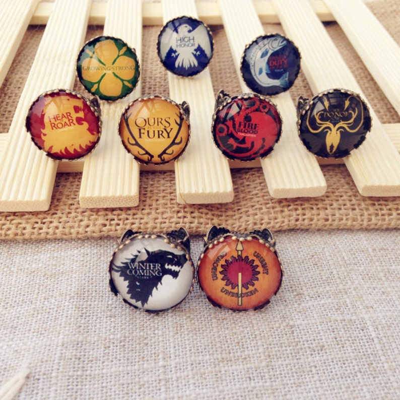 GAME OF THRONES 25MM LANNISTER BADGE BUTTON PIN NEW