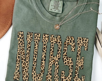 Camiseta de enfermería Comfort Colors estilo universitario, camiseta de enfermería con estampado de leopardo