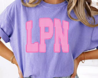 Camiseta de enfermera universitaria Comfort Colors, camiseta de enfermería LPN a cuadros rosas