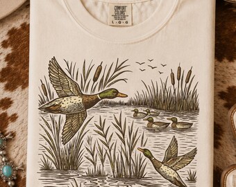 Camiseta Comfort Colors Retro con Patos Reales - Camiseta Vintage con Patos Voladores - Camiseta para Amantes de la Naturaleza - Camiseta para Amantes de las Aves y los Animales - Camiseta con Estampado Gráfico