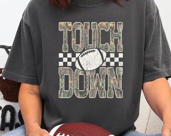 Camiseta de fútbol americano Comfort Colors® Touchdown Camo, camiseta de fútbol americano de moda para el día del partido.