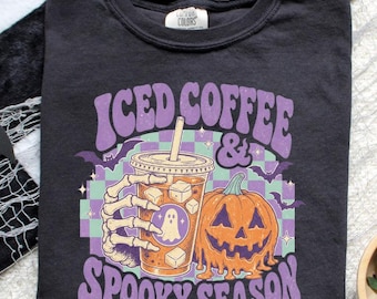 Camiseta Comfort Colors® con estampado de café helado y temática de Halloween, camiseta retro a cuadros para Halloween.