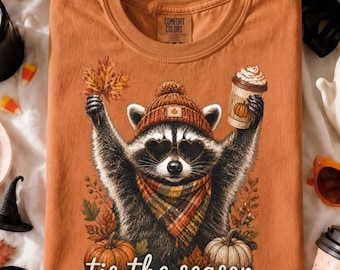 Camiseta Comfort Colors® Tis the Season Fall Raccoon, Pumpkin Spice Latte / Coffee Raccoon