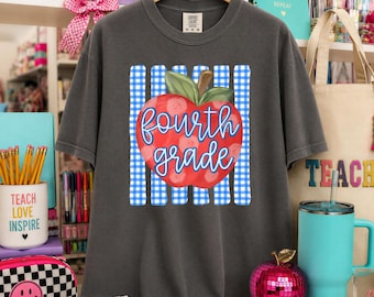 Camiseta Comfort Colors para maestra de cuarto grado con estampado de manzana, camiseta de regreso a clases.