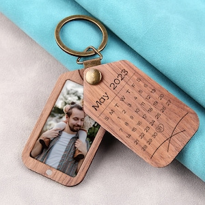 Gepersonaliseerde gegraveerde sleutelhanger, houten sleutelhanger op maat, sleutelhanger kalenderdatum, cadeaus voor vader, jubileum, vriend, vriendin