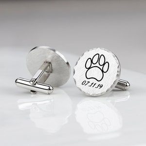 Regalo para padrinos de boda, gemelos personalizados personalizados, gemelos redondos, gemelos plateados con pata y fecha, gemelos con letra inicial para regalo de hombre