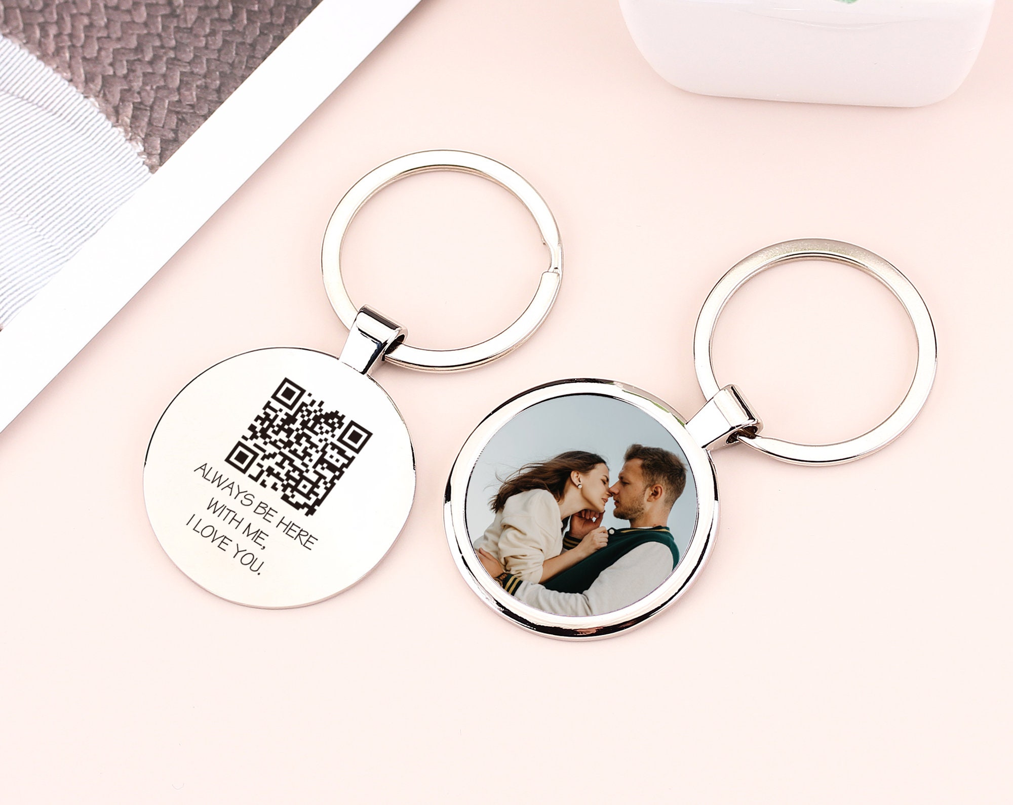 Regalo Personalizzato Portachiavi Personalizzato Charmify Con Codice QR - Incisione Testo Su Entrambi I Lati - Oro, Argento, Nero, Rosa Oro Portachiavi Metallo