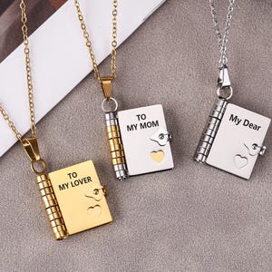 Collar con medallón de libro personalizado con escritura a mano, regalo para amantes de los libros, regalo para dama de honor, regalo para el Día de la Madre.