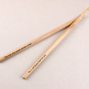 パーソナライズされたドラムスティック、カスタム木製ドラムスティックドラムアクセサリー、ドラマーへのギフト、ミュージシャンへのギフト、音楽教師へのギフト、音楽愛好家へのギフト