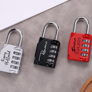 Op de afbeelding: Drie combinatiesloten in zilver, zwart en rood. Het zilveren slot heeft de naam "Lacey Holland" in script. Het zwarte slot heeft de naam "Romano" in script. Het rode slot heeft de naam "Sabina" en de datum "6.24.2025".