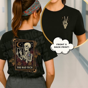 Puede incluir: Camiseta negra con un gráfico de esqueleto en la espalda, sosteniendo una tableta y el texto "THE RAD TECH". La parte delantera de la camiseta presenta una mano esquelética haciendo el signo de la paz. El diseño incluye rosas, lunas y símbolos de radiación.