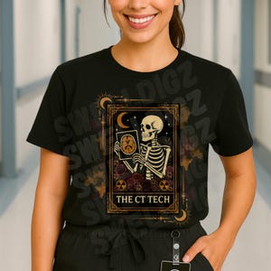 Peut inclure: T-shirt noir avec un motif détaillé d'un squelette tenant une radiographie du cerveau, encadré dans un design orné. Le motif comprend une lune en croissant, des roses et le texte "THE CT TECH".