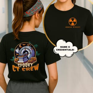 Puede incluir: Camiseta negra con un diseño de Halloween. El diseño presenta un escáner CT, calabazas, murciélagos y un fantasma, con las palabras "Spooky CT Crew". La parte delantera de la camiseta tiene un símbolo de radiación y el texto "Jessica RT(R)(CT)".
