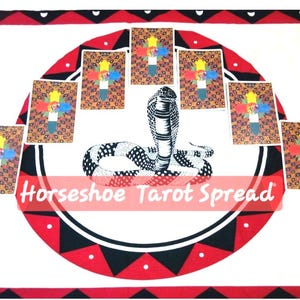 Könnte beinhalten: Ein rechteckiges Tuch mit einer zentralen schwarz-weißen Kobra-Illustration, umgeben von einem kreisförmigen Muster in Rot, Schwarz und Weiß. Sieben Tarotkarten mit einem Kreuzdesign sind um die Schlange angeordnet. Der Text Horseshoe Tarot Spread ist in Weiß in der Mitte aufgedruckt.
