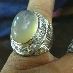 Weißer Aqeeq Achat mit Zirkon besetzter Ring