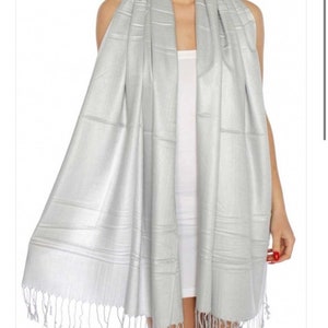 Écharpe de cadeau de demoiselle d'honneur gris argenté Pashmina gris faveurs de mariage gris cotillons gris pashmina de mariage gris argenté image 3