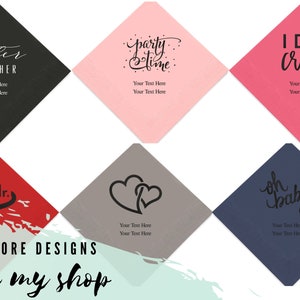 Op de afbeelding: Zes verschillende ontwerpen voor vierkante servetten met verschillende bruiloft- en feestthema's. De ontwerpen omvatten "Better Together", "Party Time", "I Do Crew", "Mr. & Mr.", "Twee in elkaar verweven harten" en "Oh Baby". Elk ontwerp heeft ruimte voor gepersonaliseerde tekst.