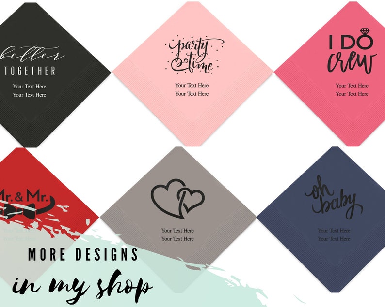 Op de afbeelding: Zes verschillende ontwerpen voor vierkante servetten met verschillende bruiloft- en feestthema's. De ontwerpen omvatten "Better Together", "Party Time", "I Do Crew", "Mr. & Mr.", "Twee in elkaar verweven harten" en "Oh Baby". Elk ontwerp heeft ruimte voor gepersonaliseerde tekst.