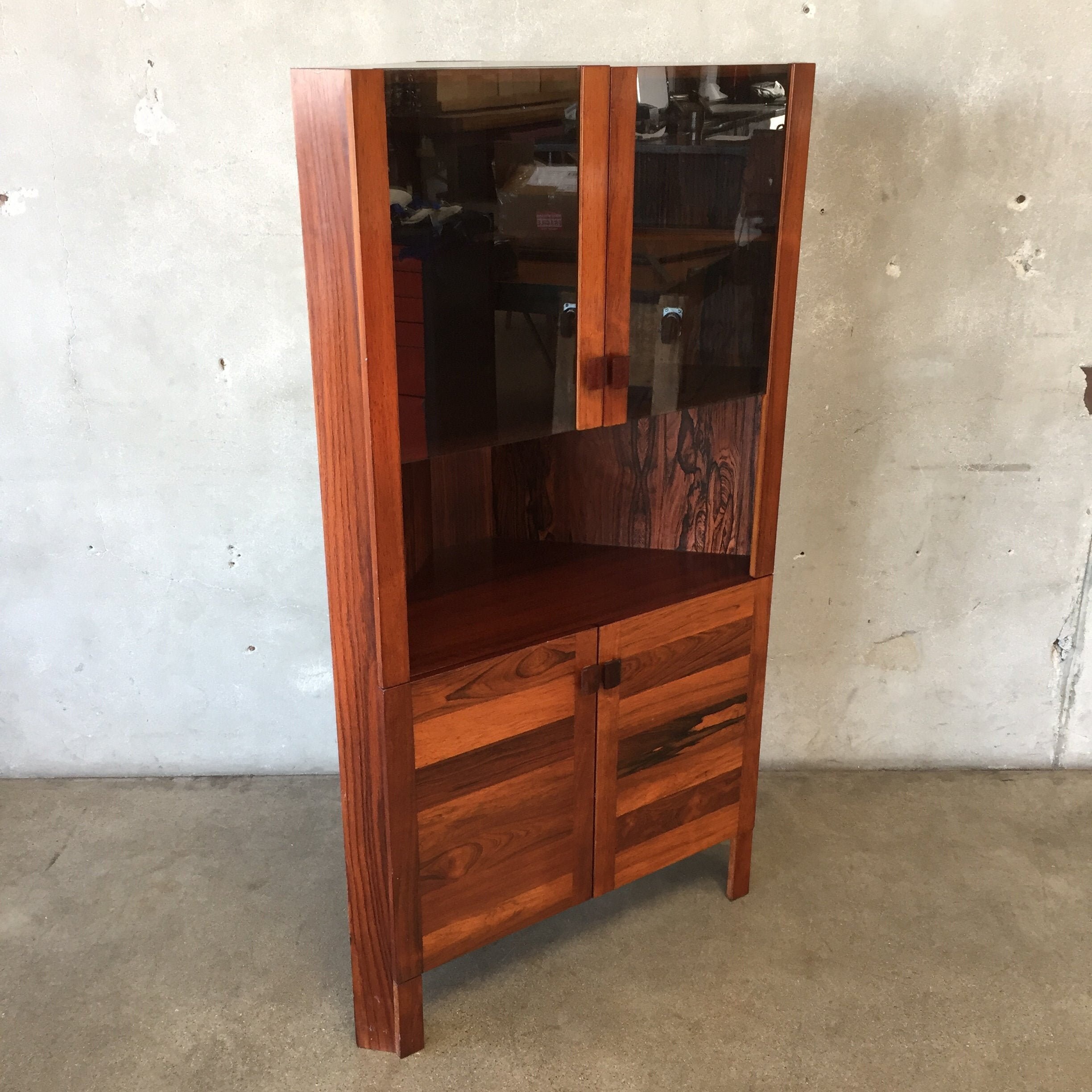 Gabinete de esquina de madera de rosa de 1970 con puertas de | Etsy