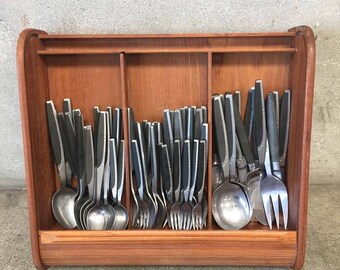 Mid Century Flatware Set (QB2KQ7)
