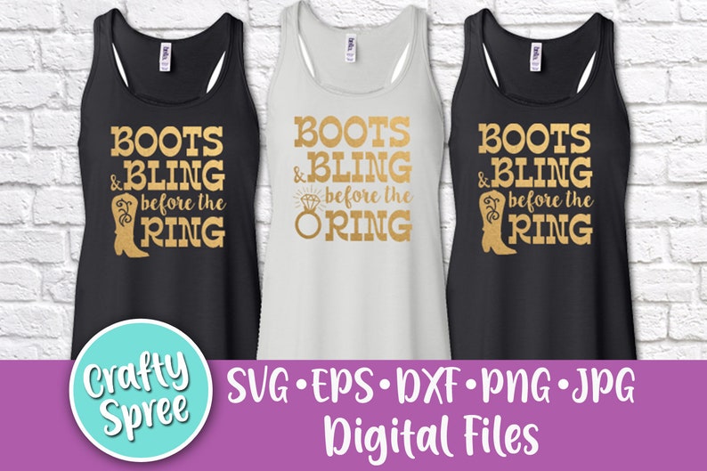 Op de afbeelding: Drie zwarte tanktops met gouden tekst die "Boots & Bling before the Ring" zegt. De tekst is in een western lettertype. Een tanktop heeft een gouden laars afbeelding, een andere heeft een gouden ring afbeelding en de derde heeft beide afbeeldingen. De tanktops zijn op een witte bakstenen achtergrond.