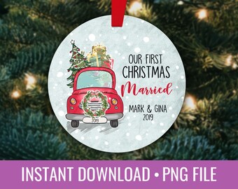 Può includere: Un camioncino rosso con un albero di Natale e dei regali sul retro. Il camioncino ha una ghirlanda sul davanti e il testo "Our First Christmas Married Mark & Gina 2019" sul lato.