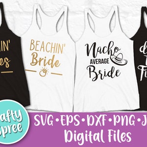 Op de afbeelding: Vier tanktops met verschillende ontwerpen voor een vrijgezellenfeest. Het eerste tanktop is zwart met gouden tekst die "Beachin' Babes" zegt met een schelpgrafiek. Het tweede tanktop is wit met gouden tekst die "Beachin' Bride" zegt met een diamanten ringgrafiek. Het derde tanktop is wit met zwarte tekst die "Nacho Average Bride" zegt met een sombrero-grafiek. Het vierde tanktop is zwart met witte tekst die "Down to Fiesta" zegt met een sombrero-grafiek.