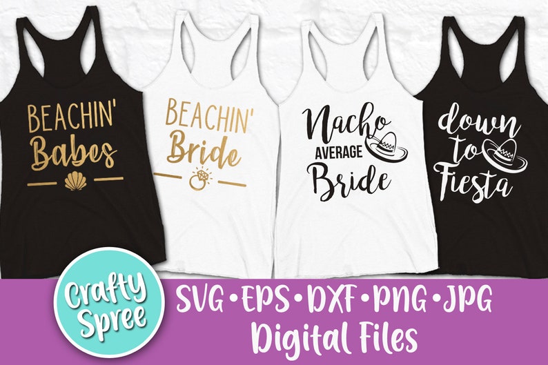 Op de afbeelding: Vier tanktops met verschillende ontwerpen voor een vrijgezellenfeest. Het eerste tanktop is zwart met gouden tekst die "Beachin' Babes" zegt met een schelpgrafiek. Het tweede tanktop is wit met gouden tekst die "Beachin' Bride" zegt met een diamanten ringgrafiek. Het derde tanktop is wit met zwarte tekst die "Nacho Average Bride" zegt met een sombrero-grafiek. Het vierde tanktop is zwart met witte tekst die "Down to Fiesta" zegt met een sombrero-grafiek.