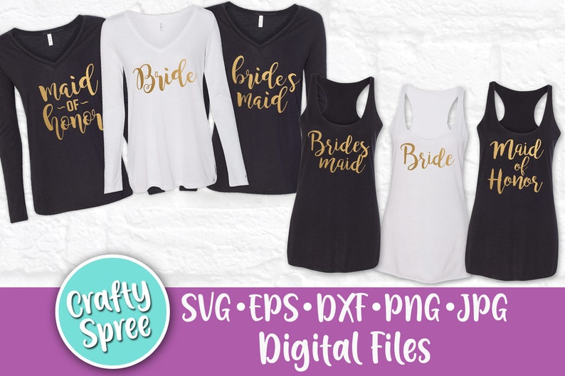 Op de afbeelding: Vijf verschillende T-shirts met gouden letters op zwarte en witte shirts. De shirts zeggen "Maid of Honor", "Bride", "Bridesmaid", "Bride" en "Maid of Honor".
