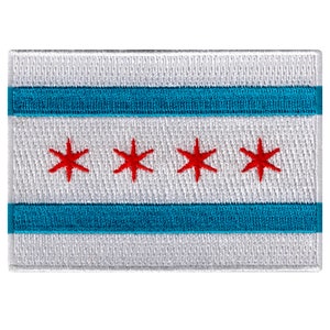 Puede incluir: Parche blanco bordado con la bandera de Chicago. La bandera tiene cuatro estrellas rojas de seis puntas sobre un fondo blanco con dos franjas azules horizontales.