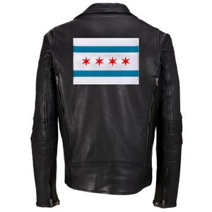 Può includere: Giacca di pelle nera con una toppa della bandiera di Chicago sul retro. La bandiera è bianca con strisce blu e stelle rosse.