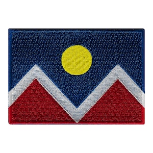 Peut inclure: Un écusson brodé représentant le drapeau de Denver, Colorado. Le drapeau est bleu avec un cercle jaune au centre et trois pics blancs avec des bases rouges.