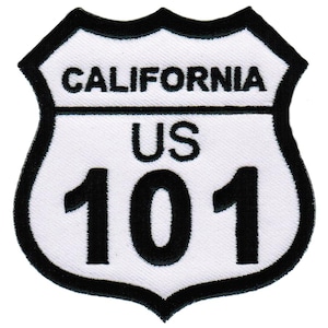 Può includere: Segnale stradale bianco e nero con il testo "CALIFORNIA US 101" in nero.