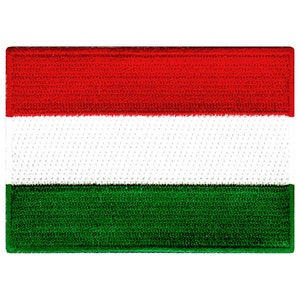 Pode incluir: Um patch retangular bordado com a bandeira da Hungria. A bandeira consiste em três faixas horizontais: vermelha na parte superior, branca no meio e verde na parte inferior. O patch tem uma superfície texturizada.