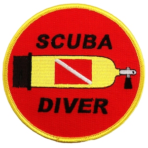 Op de afbeelding: Geborduurde patch met een rode achtergrond en een gele rand. De patch heeft een duiktankontwerp in geel en zwart, met een rode en witte duikvlag. De woorden "SCUBA DIVER" staan in zwart.